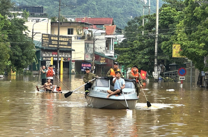 Cán bộ, chiến sĩ Công an tỉnh Tuyên Quang hỗ trợ người dân phường Hà Giang 1 sơ tán khu vực ngập lụt. Ảnh: Minh Tâm/TTXVN Cán bộ, chiến sĩ Công an tỉnh Tuyên Quang hỗ trợ người dân phường Hà Giang 1 sơ tán khu vực ngập lụt. Ảnh: Minh Tâm/TTXVN