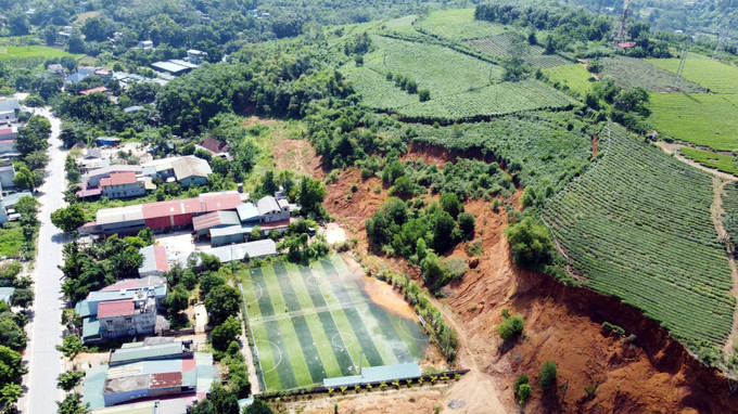 Các khối đất, đá đã bị trượt, lún gây nguy hiểm đến tính mạng, nhà ở và tài sản của 40 hộ dân đang sinh sống tại tổ dân phố 10 và 11 phường An Tường (Tuyên Quang). Các khối đất, đá đã bị trượt, lún gây nguy hiểm đến tính mạng, nhà ở và tài sản của 40 hộ dân đang sinh sống tại tổ dân phố 10 và 11 phường An Tường (Tuyên Quang).