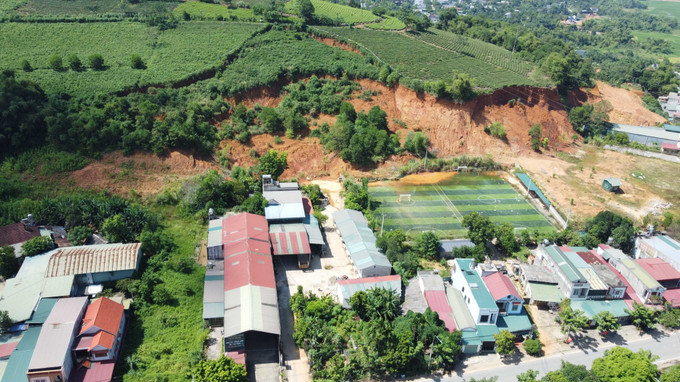 Các khối đất, đá đã bị trượt, lún gây nguy hiểm đến tính mạng, nhà ở và tài sản của 40 hộ dân đang sinh sống tại tổ dân phố 10 và 11 phường An Tường (Tuyên Quang). Các khối đất, đá đã bị trượt, lún gây nguy hiểm đến tính mạng, nhà ở và tài sản của 40 hộ dân đang sinh sống tại tổ dân phố 10 và 11 phường An Tường (Tuyên Quang).