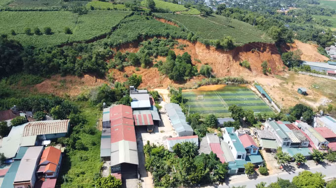Các khối đất, đá đã bị trượt, lún gây nguy hiểm đến tính mạng, nhà ở và tài sản của 40 hộ dân đang sinh sống tại tổ dân phố 10 và 11 phường An Tường (Tuyên Quang).