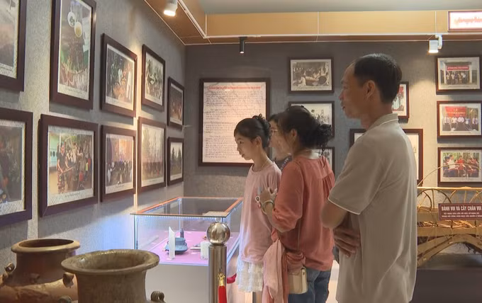 Du khách tham quan Khu bảo tồn văn hóa dân tộc S’tiêng Sóc Bom Bo.