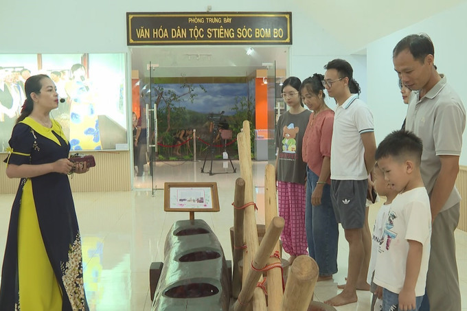 Hướng dẫn viên giới thiệu các hiện vật, hình ảnh tại Khu bảo tồn văn hóa dân tộc S’tiêng Sóc Bom Bo. soc-bom-bo-07082025-02.jpg
