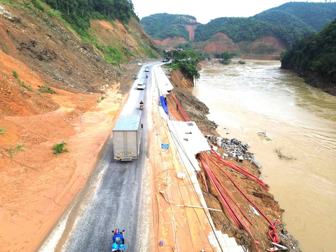 Đoạn sạt lở nghiêm trọng trên tuyến Quốc lộ 2, khu vực đầu phường Hà Giang 1 (tỉnh Tuyên Quang), nơi nhiều vị trí taluy âm đã bị nước sông Lô xói sâu. Ảnh: Minh Tâm/TTXVN bao-tuyen-quang-sat-lo-06102025-01.jpg