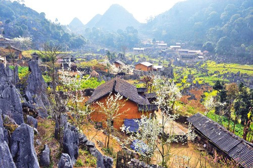 Cao nguyên đá nằm ở độ cao trung bình 1.000 - 1.600m so với mực nước biển, trên diện tích gần 2.356 km² trải dài qua địa bàn 4 huyện Quản Bạ, Yên Minh, Mèo Vạc và Đồng Văn của tỉnh Hà Giang. Ảnh Thanh Hà/TTXVN Cao nguyên đá nằm ở độ cao trung bình 1.000 - 1.600m so với mực nước biển, trên diện tích gần 2.356 km² trải dài qua địa bàn 4 huyện Quản Bạ, Yên Minh, Mèo Vạc và Đồng Văn của tỉnh Hà Giang. Ảnh Thanh Hà/TTXVN
