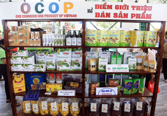Các sản phẩm OCOP được trưng bày tại nhà chờ Bến cảng hành khách tỉnh Vĩnh Long. Ảnh: Phạm Minh Tuấn/TTXVN vinh-long-san-pham-13072025.jpg