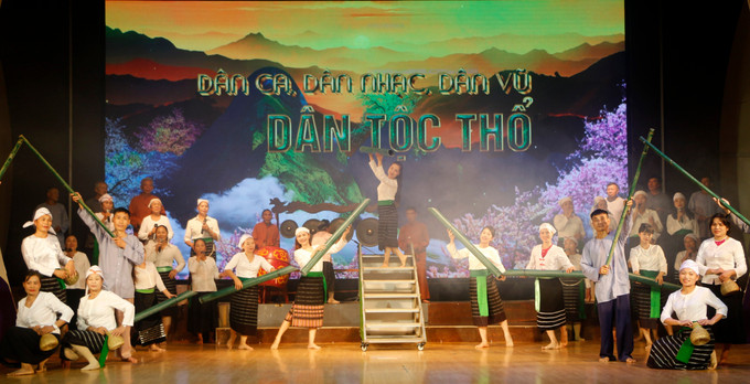 Biểu diễn điệu múa truyền thống dân tộc Thổ. dan-ca-dan-toc-tho-18092025-01.jpg