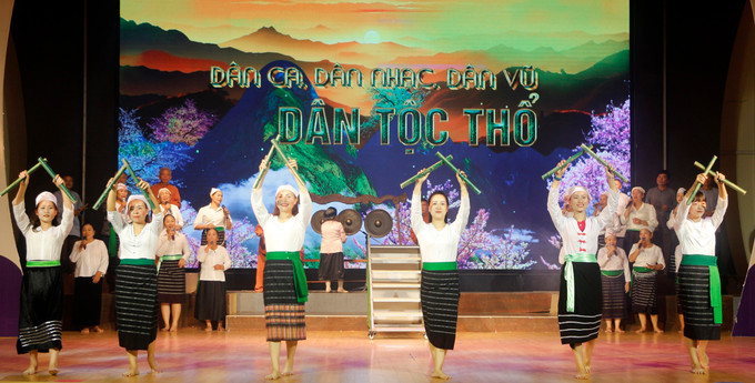 Biểu diễn điệu múa truyền thống dân tộc Thổ. Biểu diễn điệu múa truyền thống dân tộc Thổ.