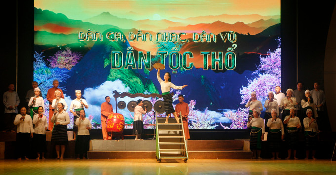 Biểu diễn dân ca dân tộc Thổ. Biểu diễn dân ca dân tộc Thổ.