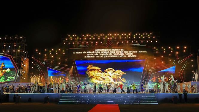 Một phân đoạn trong Chương 1 với chủ đề “Bản hùng ca bất diệt”. Một phân đoạn trong Chương 1 với chủ đề “Bản hùng ca bất diệt”.