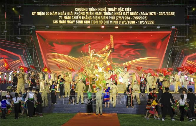 Chương trình nghệ thuật tái hiện những mốc son lịch sử của dân tộc với khí thế hào hùng, vẻ vang. Chương trình nghệ thuật tái hiện những mốc son lịch sử của dân tộc với khí thế hào hùng, vẻ vang.