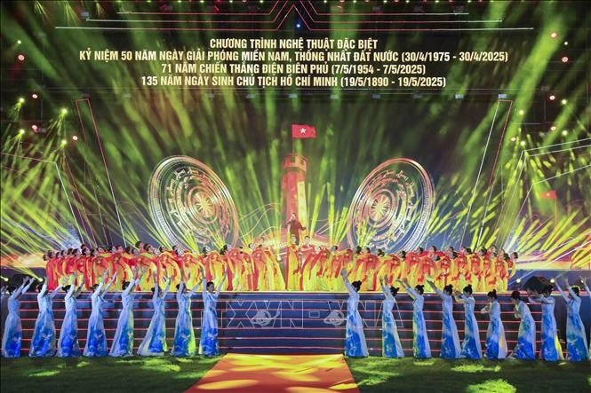Chương trình nghệ thuật tái hiện những mốc son lịch sử của dân tộc với khí thế hào hùng, vẻ vang. Chương trình nghệ thuật tái hiện những mốc son lịch sử của dân tộc với khí thế hào hùng, vẻ vang.