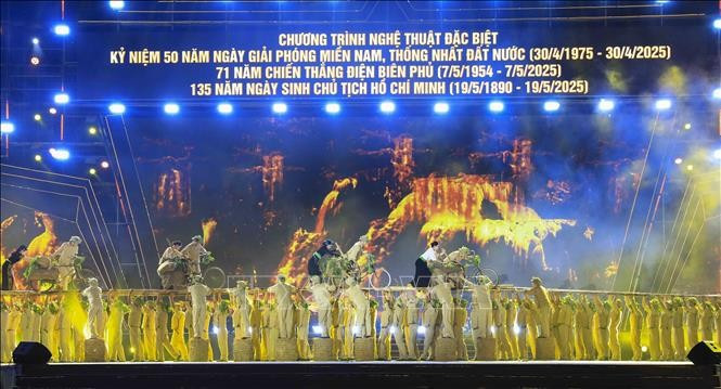 Màn biểu diễn nghệ thuật độc đáo tái hiện không gian lịch sử hào hùng. Màn biểu diễn nghệ thuật độc đáo tái hiện không gian lịch sử hào hùng.