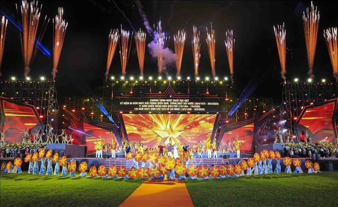 Chương trình nghệ thuật tái hiện những mốc son lịch sử của dân tộc với khí thế hào hùng, vẻ vang. Chương trình nghệ thuật tái hiện những mốc son lịch sử của dân tộc với khí thế hào hùng, vẻ vang.