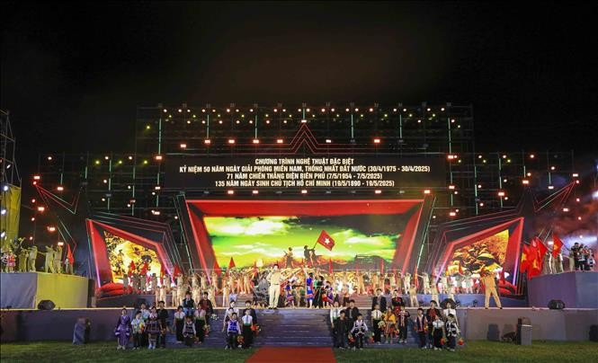 Chương trình nghệ thuật tái hiện những mốc son lịch sử của dân tộc với khí thế hào hùng, vẻ vang. Chương trình nghệ thuật tái hiện những mốc son lịch sử của dân tộc với khí thế hào hùng, vẻ vang.