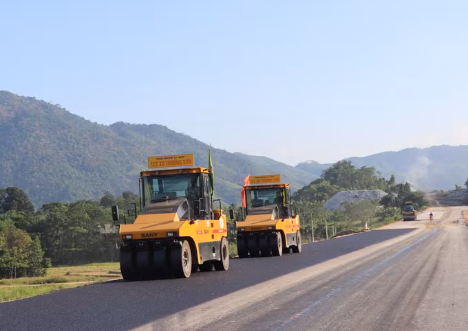 Tranh thủ thời tiết thuận lợi, các nhà thầu đẩy nhanh tiến độ thi công công trình tuyến cao tốc Tuyên Quang – Hà Giang.