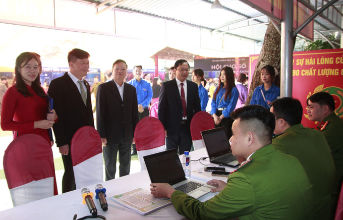 Lãnh đạo xã Vĩnh Tuy (Tuyên Quang) tìm hiểu mô hình tiếp nhận, giải quyết thủ tục hành chính trên nền tảng số của lực lượng Công an.