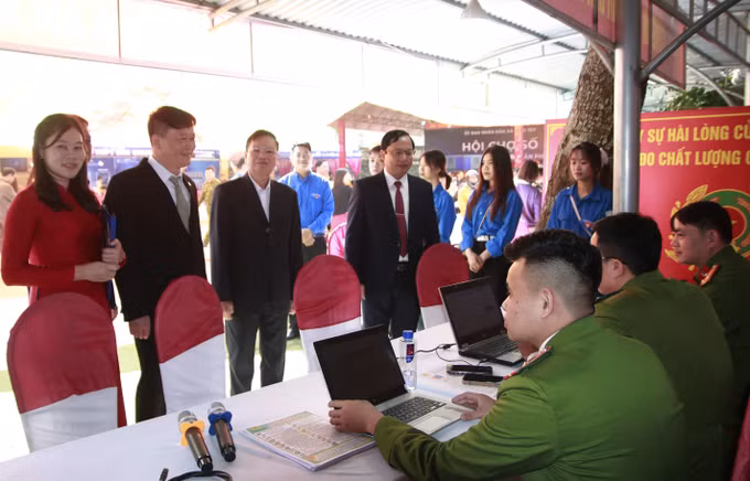 Lãnh đạo xã Vĩnh Tuy (Tuyên Quang) tìm hiểu mô hình tiếp nhận, giải quyết thủ tục hành chính trên nền tảng số của lực lượng Công an.