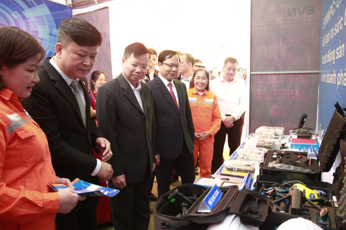 Đại biểu tham quan gian hàng giới thiệu thiết bị và giải pháp chuyển đổi số tại Hội chợ số xã Vĩnh Tuy.