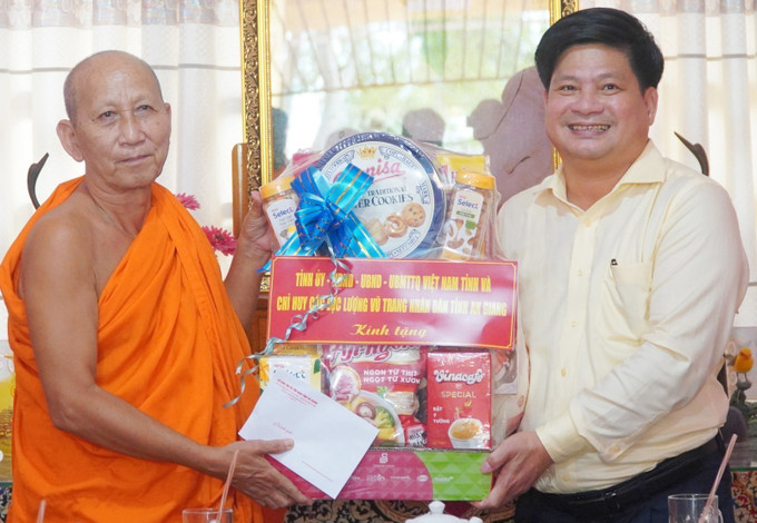 Trưởng Ban Tuyên giáo và Dân vận Tỉnh ủy An Giang Tống Phước Trường (phải) thăm, tặng quà chúc mừng lễ Sene Đôn Ta năm 2025 tại chùa Serey Meang Kol Sa Kor (chùa Vĩnh Thành), xã An Châu, tỉnh An Giang. Ảnh: Công Mạo/TTXVN Trưởng Ban Tuyên giáo và Dân vận Tỉnh ủy An Giang Tống Phước Trường (phải) thăm, tặng quà chúc mừng lễ Sene Đôn Ta năm 2025 tại chùa Serey Meang Kol Sa Kor (chùa Vĩnh Thành), xã An Châu, tỉnh An Giang. Ảnh: Công Mạo/TTXVN