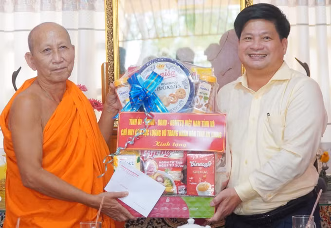 Trưởng Ban Tuyên giáo và Dân vận Tỉnh ủy An Giang Tống Phước Trường (phải) thăm, tặng quà chúc mừng lễ Sene Đôn Ta năm 2025 tại chùa Serey Meang Kol Sa Kor (chùa Vĩnh Thành), xã An Châu, tỉnh An Giang. Ảnh: Công Mạo/TTXVN