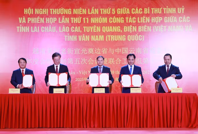 Ký kết Biên bản thường niên lần thứ 5 giữa Bí thư các tỉnh tại Hội nghị. Ảnh: Quý Trung/TTXVN
