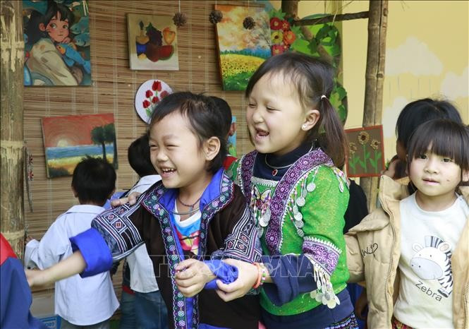 Những em bé người Mông vùng cao Mù Cang Chải (Yên Bái) vui vẻ khi được đến lớp gặp thầy cô và bạn bè. Ảnh: Đinh Thùy/TTXVN Những em bé người Mông vùng cao Mù Cang Chải (Yên Bái) vui vẻ khi được đến lớp gặp thầy cô và bạn bè. Ảnh: Đinh Thùy/TTXVN