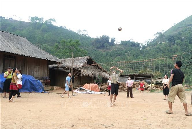 Hạnh phúc của người Mông xã Mỏ Vàng, huyện Văn Yên (Yên Bái) là khi có thời gian chơi thể thao vào mỗi buổi chiều. Ảnh: Đinh Thùy/TTXVN Hạnh phúc của người Mông xã Mỏ Vàng, huyện Văn Yên (Yên Bái) là khi có thời gian chơi thể thao vào mỗi buổi chiều. Ảnh: Đinh Thùy/TTXVN