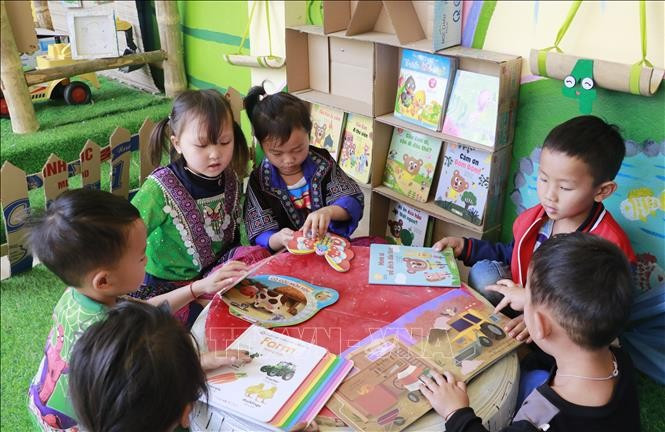 Học sinh người Mông ở cùng cao Mù Cang Chải hạnh phúc khi có góc đọc sách riêng. Ảnh: Tuấn Anh/TTXVN Học sinh người Mông ở cùng cao Mù Cang Chải hạnh phúc khi có góc đọc sách riêng. Ảnh: Tuấn Anh/TTXVN