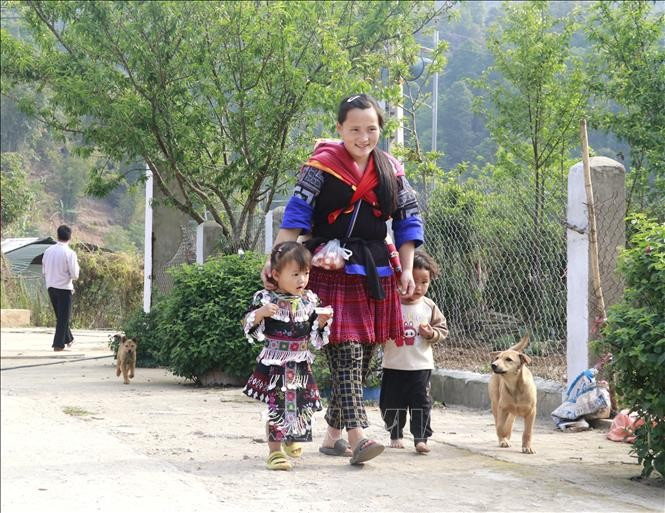Hạnh phúc của chị Giàng Thị Sầu, bản Mồ Dề, xã Mồ Dề, huyện Mù Cang Chải (Yên Bái), là khi các con được đi học đầy đủ. Ảnh: Đinh Thùy/TTXVN Hạnh phúc của chị Giàng Thị Sầu, bản Mồ Dề, xã Mồ Dề, huyện Mù Cang Chải (Yên Bái), là khi các con được đi học đầy đủ. Ảnh: Đinh Thùy/TTXVN