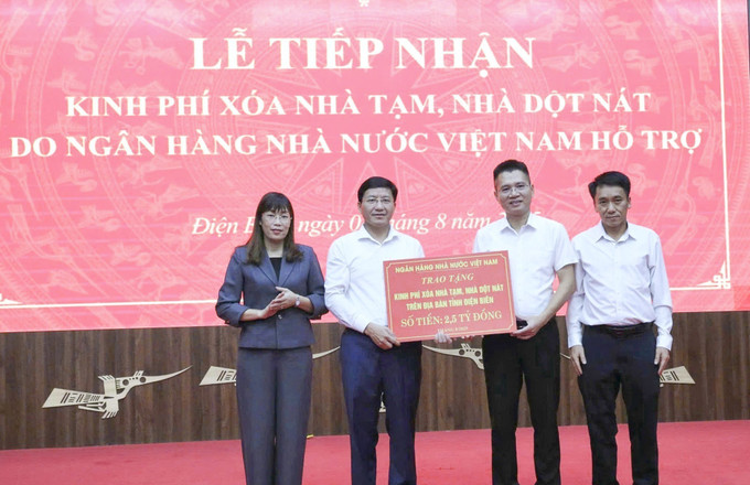 Ông Trịnh Công Văn, Quyền Giám đốc Ngân hàng Nhà nước chi nhánh Khu vực 3, trao tặng kinh phí hỗ trợ xóa nhà tạm, nhà dột nát cho tỉnh Điện Biên. Ảnh: TTXVN phát Ông Trịnh Công Văn, Quyền Giám đốc Ngân hàng Nhà nước chi nhánh Khu vực 3, trao tặng kinh phí hỗ trợ xóa nhà tạm, nhà dột nát cho tỉnh Điện Biên. Ảnh: TTXVN phát