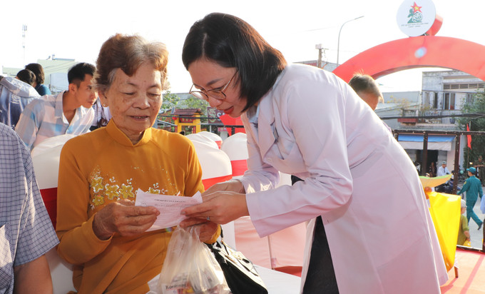 Mẹ Việt Nam Anh hùng Đoàn Thị Tàng được tư vấn sử dụng thuốc trong buổi khám bệnh miễn phí dịp Tết Quân dân 2026.