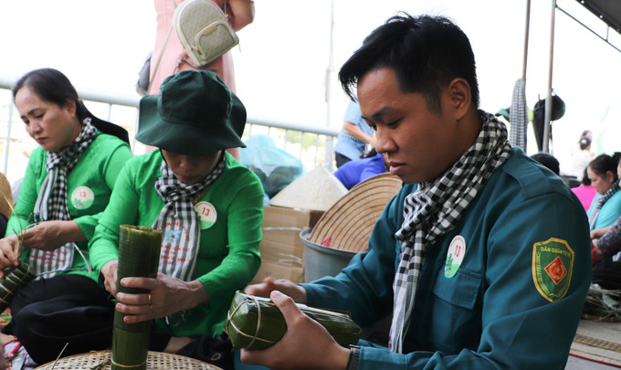 Lực lượng dân quân tự vệ tham gia thi gói bánh Tét cùng Nhân dân dịp Tết Quân dân 2026.