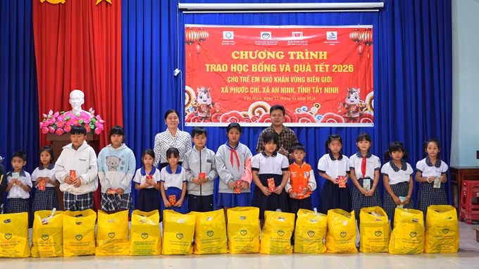 Ban Tổ chức trao quà Tết 2026 cho trẻ em có hoàn cảnh khó khăn vùng biên giới tỉnh Tây Ninh.