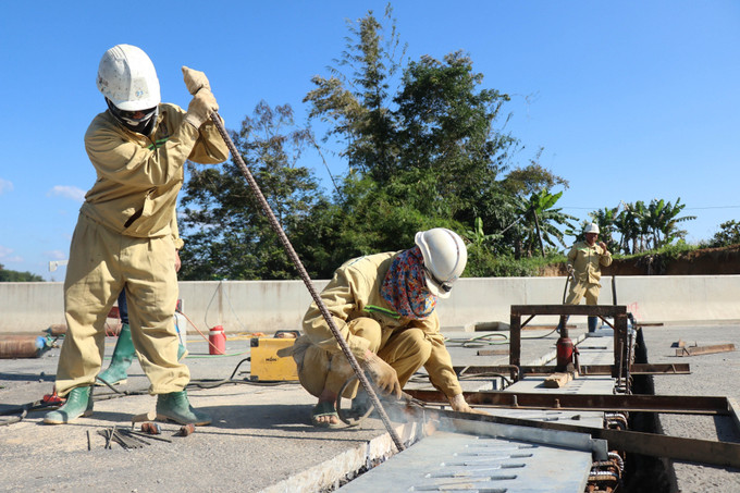 Công nhân thi công xuyên Tết Dương lịch 2026 để đảm bảo tiến độ dự án theo kế hoạch.