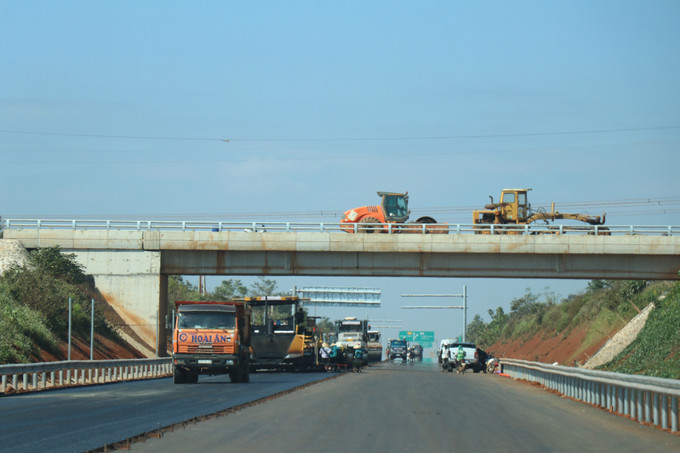Trên toàn dự án thành phần 3, các nhà thầu huy động 30 mũi thi công với 350 thiết bị, 652 nhân lực thi công dự án.