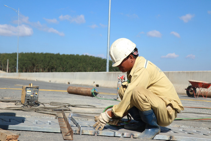 Thi công hạng mục an toàn giao thông tại gói thầu số 1, Dự án thành phần 3, cao tốc Khánh Hòa – Buôn Ma Thuột trong ngày đầu năm 2026.