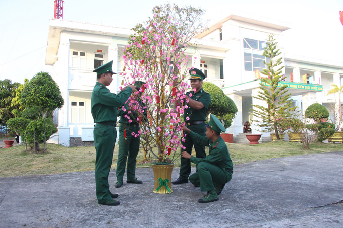 Chiến sĩ Đồn Biên phòng Gành Hào (tỉnh Cà Mau) trang hoàng chậu hoa để chuẩn bị đón Tết. Ảnh: Chanh Đa/TTXVN
