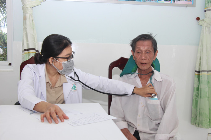 Bác sĩ Đồn Biên phòng Gành Hào khám bệnh cho người dân tham gia chương trình. Ảnh: Chanh Đa/TTXVN