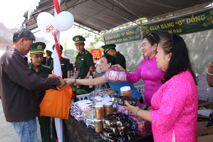 Các phần quà được chuẩn bị tươm tất, đầy đủ dành tặng người dân tham dự chương trình. Ảnh: Chanh Đa/TTXVN