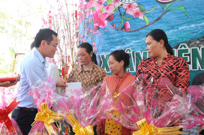 Ông Ngô Vũ Thăng, Phó Chủ tịch UBND tỉnh Cà Mau trao quà đến người dân. Ảnh: Chanh Đa/TTXVN