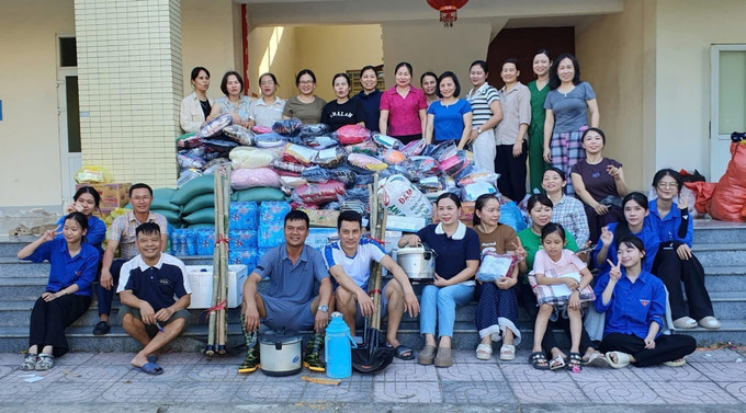 Trường THPT Nguyễn Duy Trinh quyên góp các vật dụng thiết yếu, huy động cán bộ, giáo viên nhà trường tham gia đoàn hỗ trợ các trường bị thiệt hại nặng nề do lũ. Ảnh: TTXVN phát Trường THPT Nguyễn Duy Trinh quyên góp các vật dụng thiết yếu, huy động cán bộ, giáo viên nhà trường tham gia đoàn hỗ trợ các trường bị thiệt hại nặng nề do lũ. Ảnh: TTXVN phát