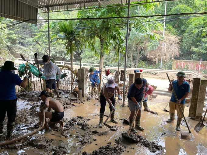 Ngoài lực lượng tại chỗ, các xã, bản, trường học ở Nghệ An còn nhận được sự hỗ trợ, giúp đỡ từ các đơn vị khác trong tỉnh để vượt qua khó khăn do lũ. Ảnh: TTXVN phát Ngoài lực lượng tại chỗ, các xã, bản, trường học ở Nghệ An còn nhận được sự hỗ trợ, giúp đỡ từ các đơn vị khác trong tỉnh để vượt qua khó khăn do lũ. Ảnh: TTXVN phát