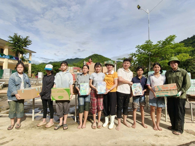 Ngoài lực lượng tại chỗ, các xã, bản, trường học ở Nghệ An còn nhận được sự hỗ trợ, giúp đỡ từ các đơn vị khác trong tỉnh để vượt qua khó khăn do lũ. Ảnh: TTXVN phát Ngoài lực lượng tại chỗ, các xã, bản, trường học ở Nghệ An còn nhận được sự hỗ trợ, giúp đỡ từ các đơn vị khác trong tỉnh để vượt qua khó khăn do lũ. Ảnh: TTXVN phát