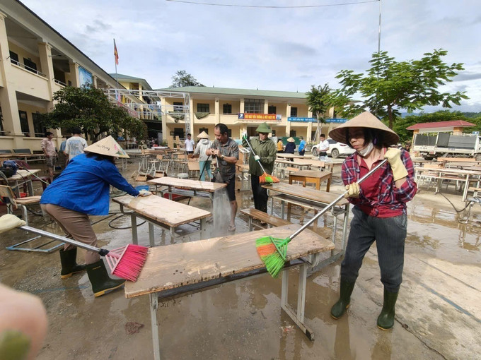 Ngoài lực lượng tại chỗ, các xã, bản, trường học ở Nghệ An còn nhận được sự hỗ trợ, giúp đỡ từ các đơn vị khác trong tỉnh để vượt qua khó khăn do lũ. Ảnh: TTXVN phát Ngoài lực lượng tại chỗ, các xã, bản, trường học ở Nghệ An còn nhận được sự hỗ trợ, giúp đỡ từ các đơn vị khác trong tỉnh để vượt qua khó khăn do lũ. Ảnh: TTXVN phát