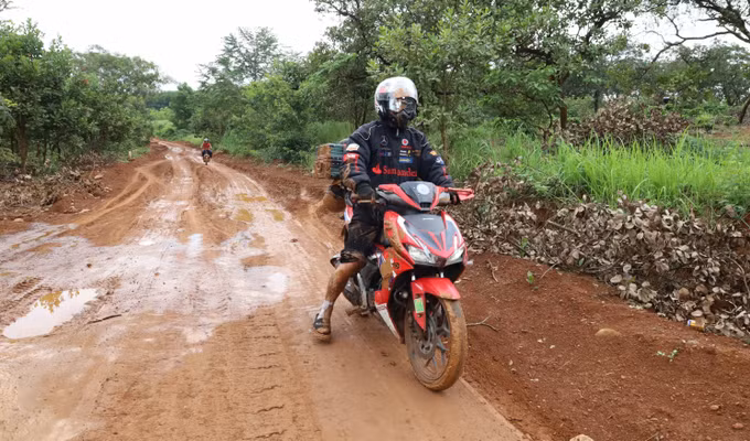 Người dân liên tiếp bị trượt ngã do mặt đường lầy lội sau mưa. Ảnh: Đậu Tất Thành - TTXVN