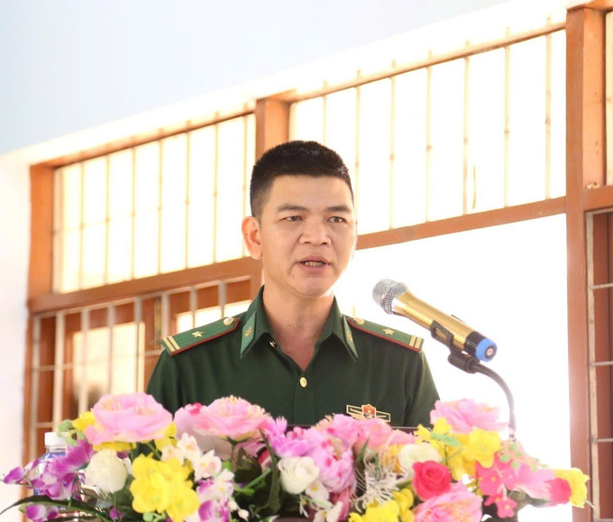 Báo cáo viên của Đồn Biên phòng cửa khẩu Đắk Ruê, Ban Chỉ huy Bộ đội Biên phòng tỉnh Đắk Lắk, trình bày một số nội dung cơ bản về hội nhập quốc tế, đối ngoại quốc phòng trong tình hình mới. Ảnh: TTXVN phát