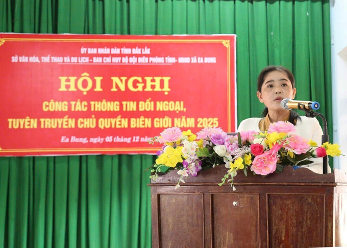 Báo cáo viên của Sở Văn hóa, Thể thao và Du lịch tỉnh Đắk Lắk trình bày chuyên đề tại Hội nghị. Ảnh: TTXVN phát