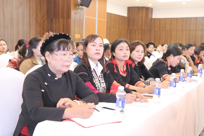 Các đại biểu người có uy tín tham dự Hội thảo.