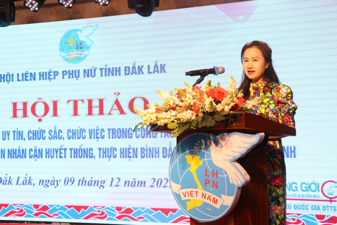 Đại diện Ban Tuyên giáo - Dân vận Tỉnh ủy tham luận về công tác tuyên truyền, vận động thay đổi nhận thức của người dân về hôn nhân và bình đẳng giới.
