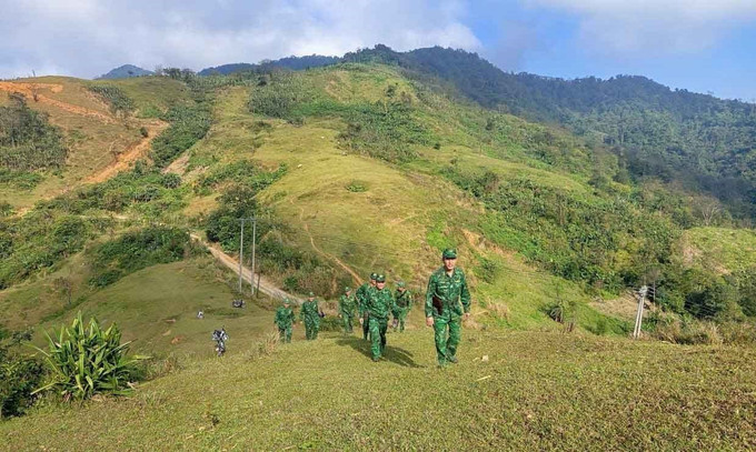 Cán bộ, chiến sĩ Đồn Biên phòng Ba Tầng (xã A Dơi, tỉnh Quảng Trị) tuần tra khu vực biên giới giáp với nước bạn Lào. Ảnh: Kha Phạm/TTXVN
